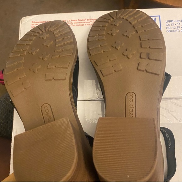 FRYE AND CO. Black Strappy Sandals 11 - Picture 4 of 7